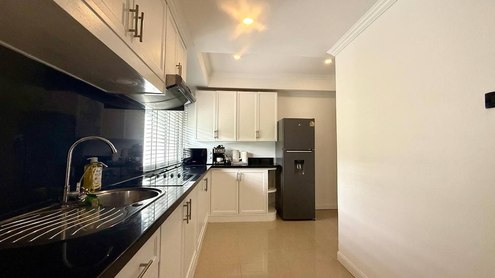 Palace - Spacious 1 Bedroom Condo With Shared Pool