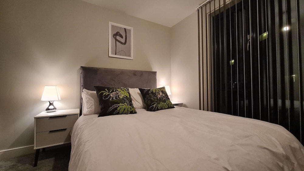 Luxury 2-bedroom Apartment in St Martin s Place BMH