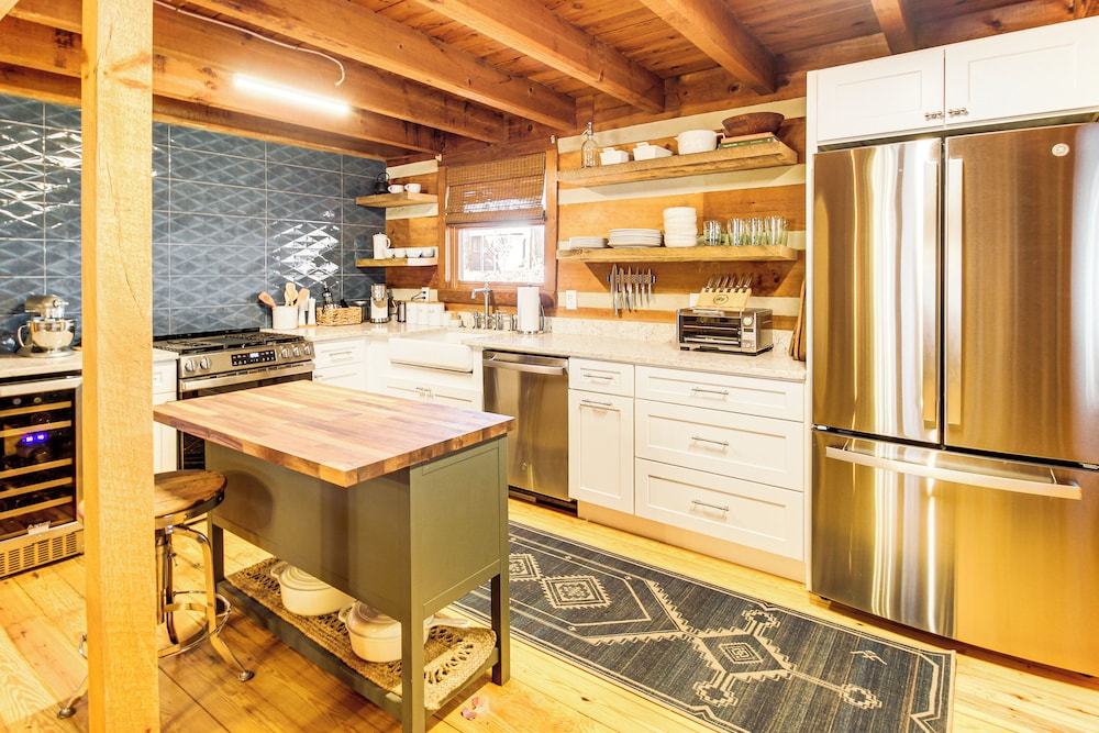 3 Mi to Dtwn Ellijay: Tree-lined Cabin w/ Deck!