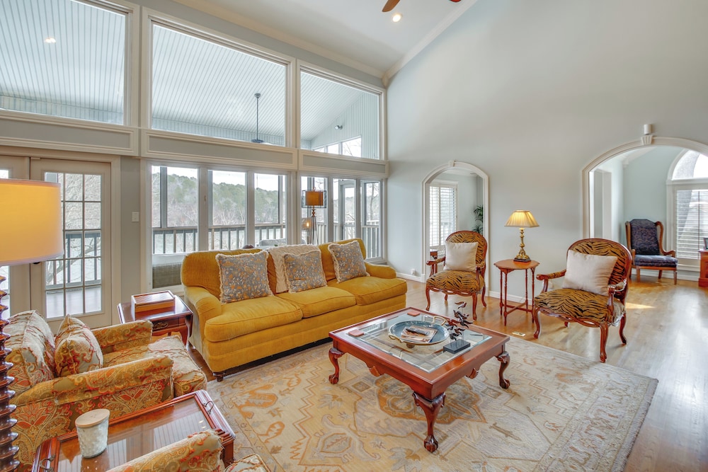 Screened-in Porch w/ Views: Hot Springs Getaway!