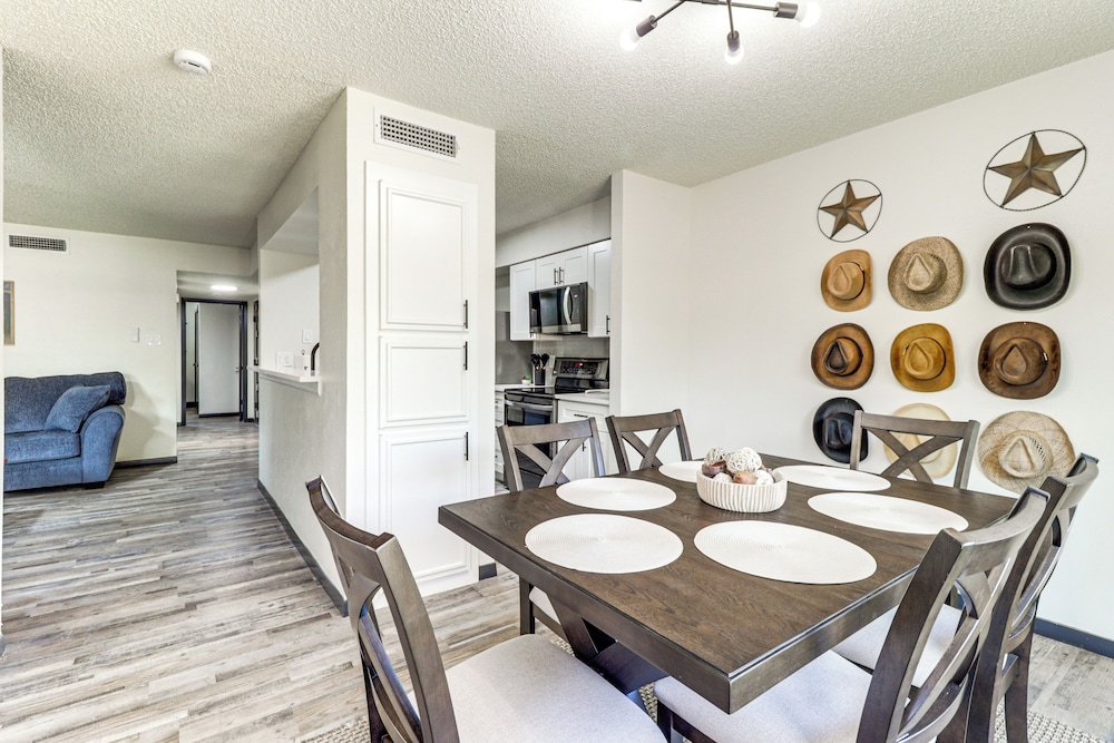5 Mi to At&t Stadium: Townhome w/ Community Pools!