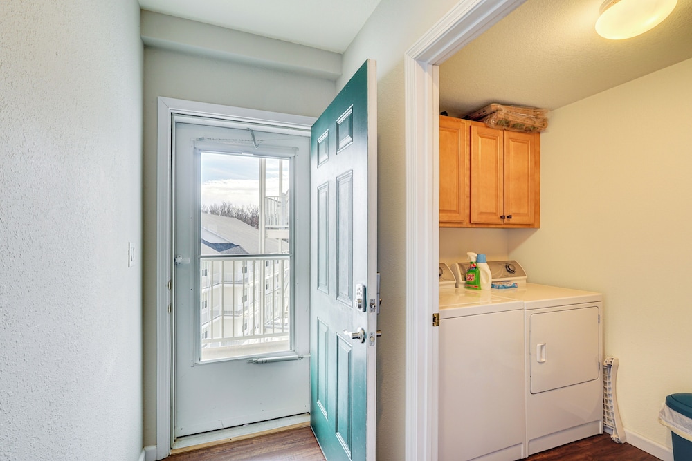 5th-floor Lakefront Condo: Elevator + Pool Access!