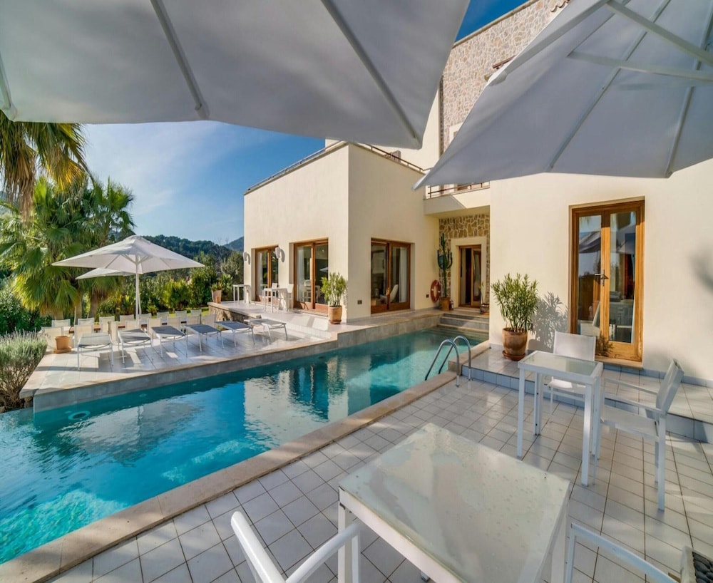Spacious Villa With Infinity Pool