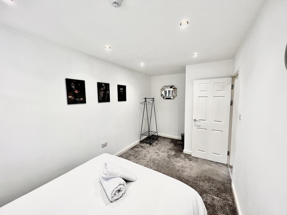 Captivating 2-bed Apartment in Liverpool view 5