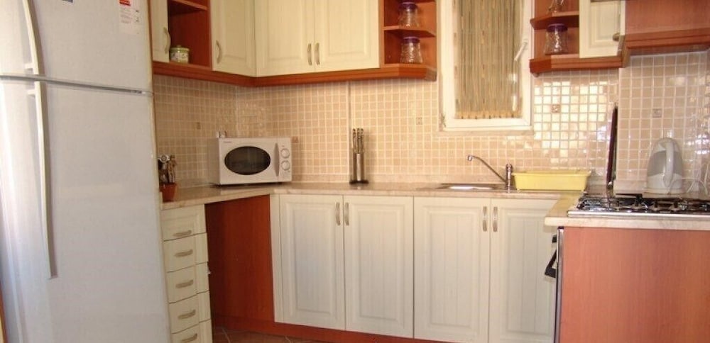 Villa PN13 by JoyLettings view 3