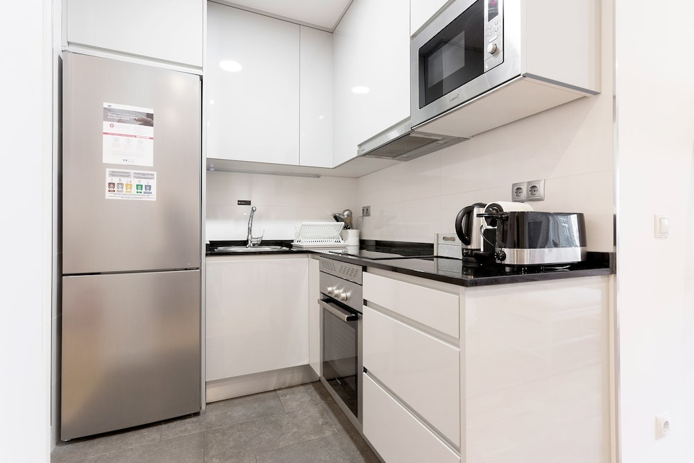 Bright 2 Bd Apartment in Front of Retiro Park Retiro II