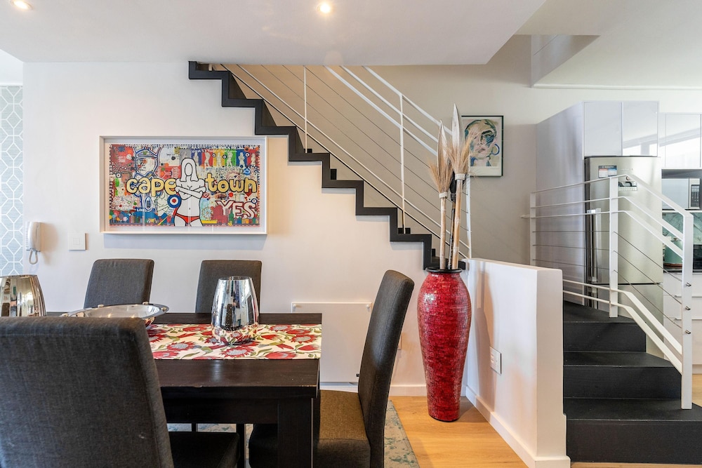 Urban Palette - Modern Artistic Green Point Apt