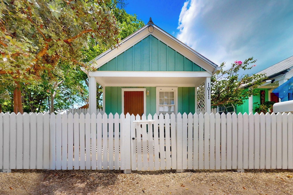 1BR Home - Colorful Cottage w/ AC, W & D, Dogs OK