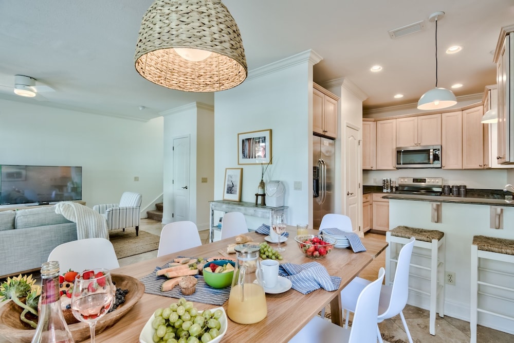 Coral By Avantstay Gorgeous Three Story Home w Two Balconies