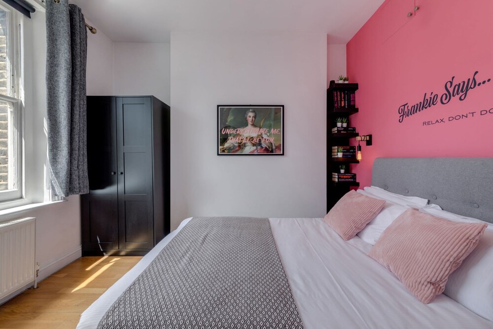 The Lipstick Palace - Fitzrovia - by Frankie Says