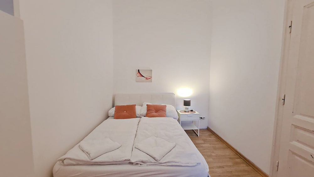 Modern 2BR Apt Long Stays Sleeps 5
