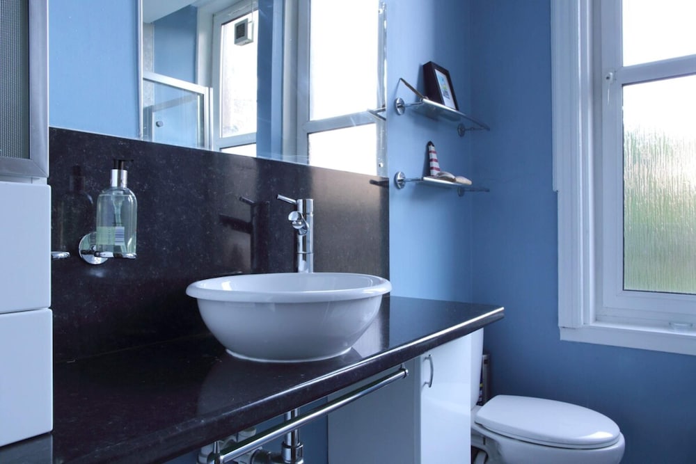 Central and Spacious 2 Bedroom Flat With Garden