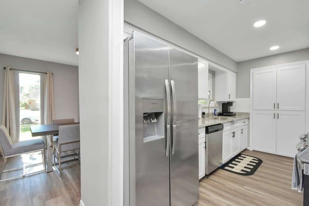 4 BR Luxury Home in Friendswood