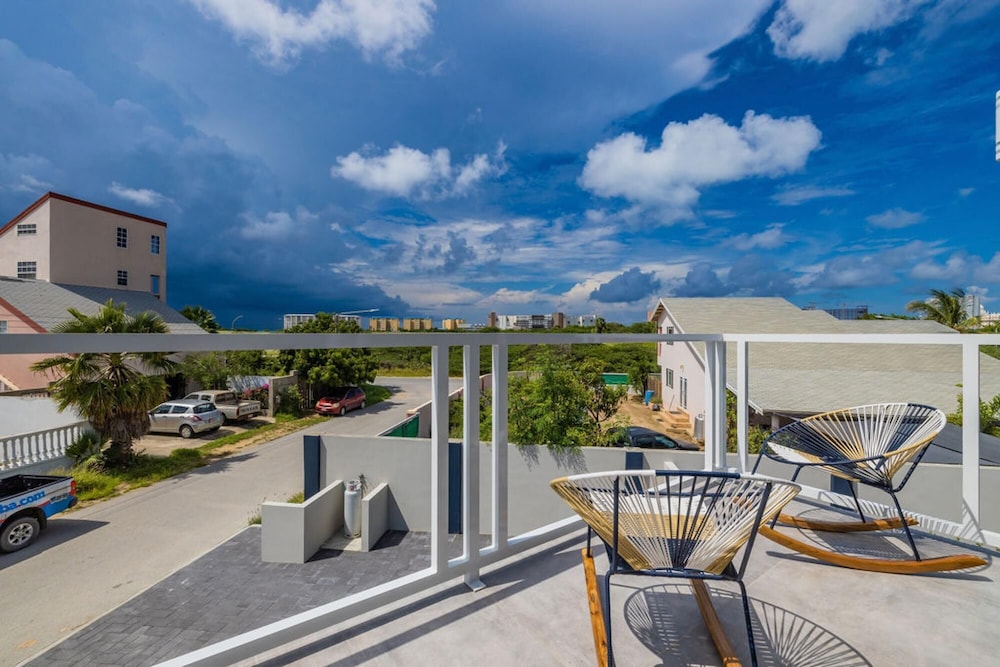 NEW 6 Bedroom Villa 2min Eagle Beach Palm Beach