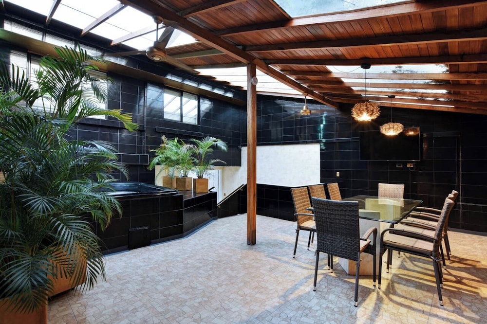 Park Lleras 11br Pool Jacuzzi