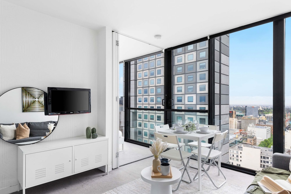 Cozy & Central 2BR Stay, Near Cbd, Free Parking