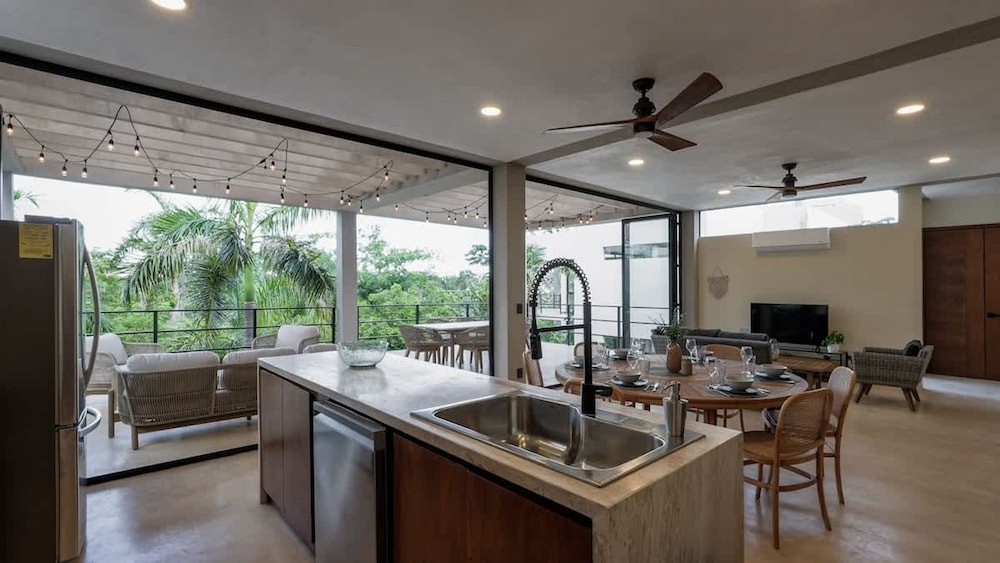 Luxury Penthouse w Private Pool Stunning Views