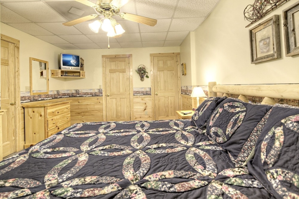 Er308- The Cozy Bear- Great Location- Close To Town 2 Bedroom Cabin by RedAwning view 3