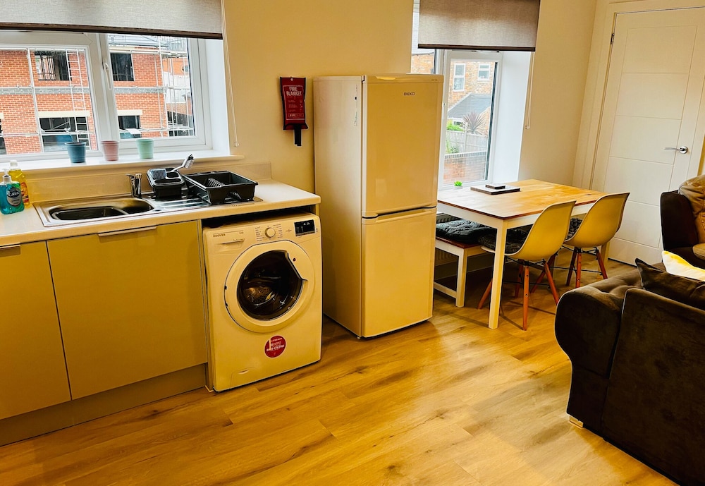 2 Bed Flat - Sleeps 8 - Pets - Garden - Parking
