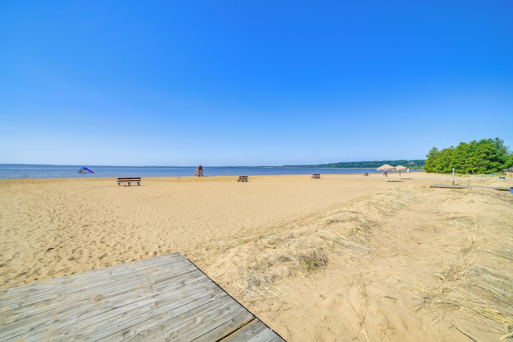 Walk to Waterfront: Michigan Retreat w/ Game Room