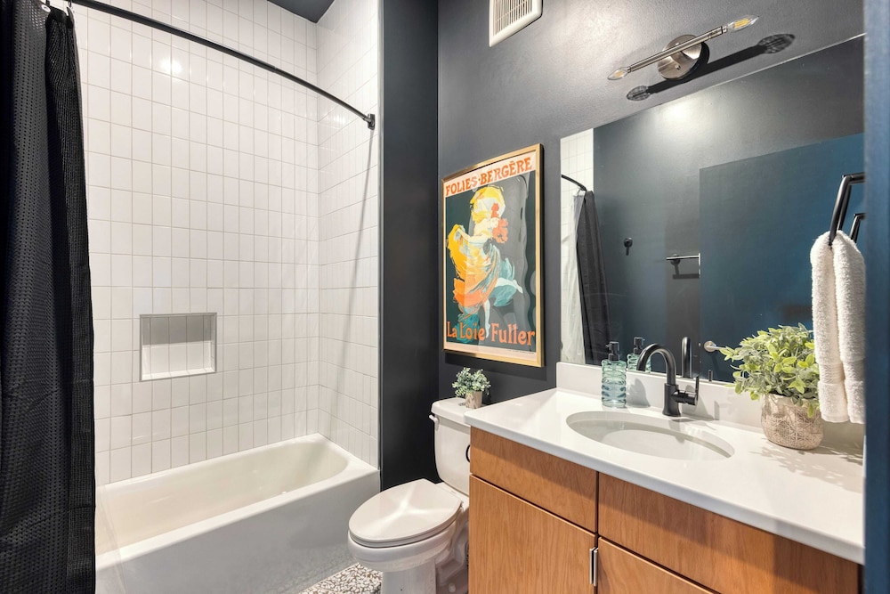 Sleeps 16 2 Homes Next Door + Walk to Dining & Music Lischey Loft & The Bloom House by Avantstay