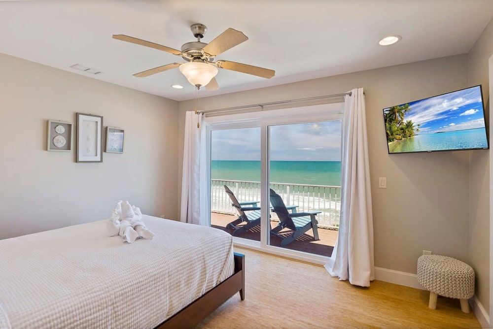Beach House Mansion- Private Beach Walk Over