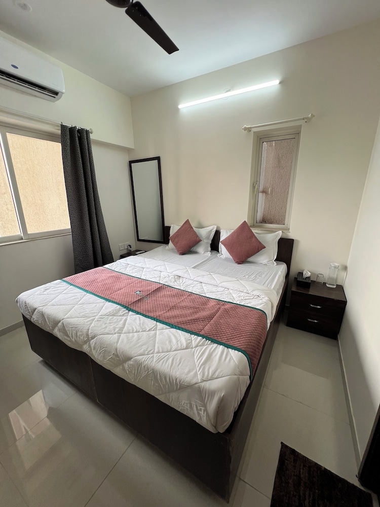 Pinaki Comfort Stay Malad - Near Nesco & Oberoi Mall