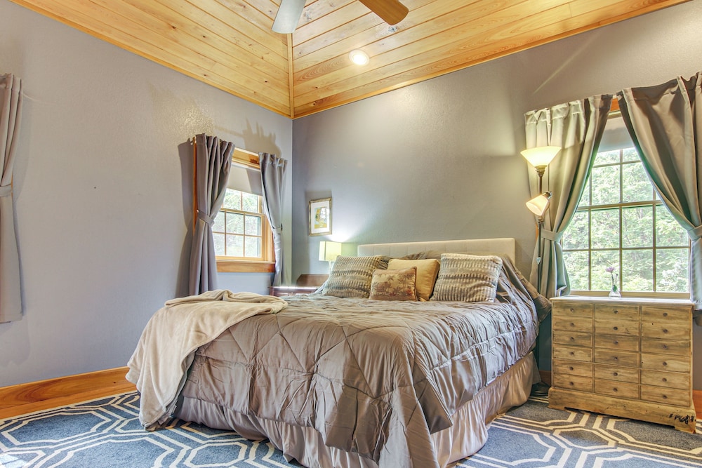 Wraparound Porch w/ Views: Blue Ridge Mtn Gem!