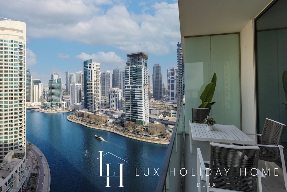 LUX LIV Contemporary Marina Suite 2
