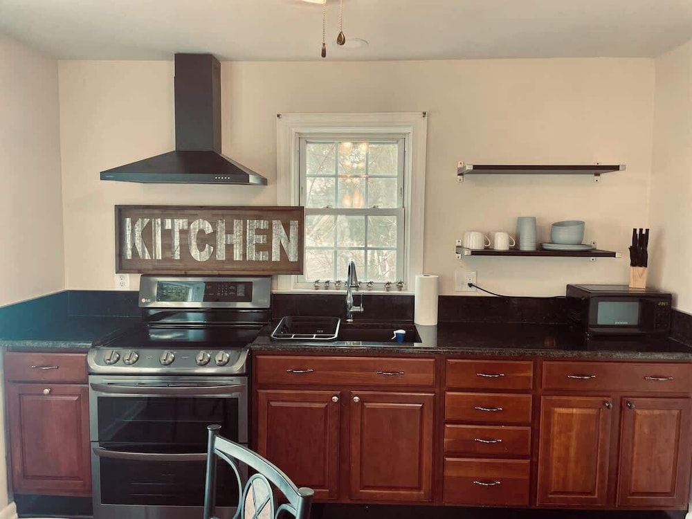 Waterfront Views With King Bed in Solomons Island