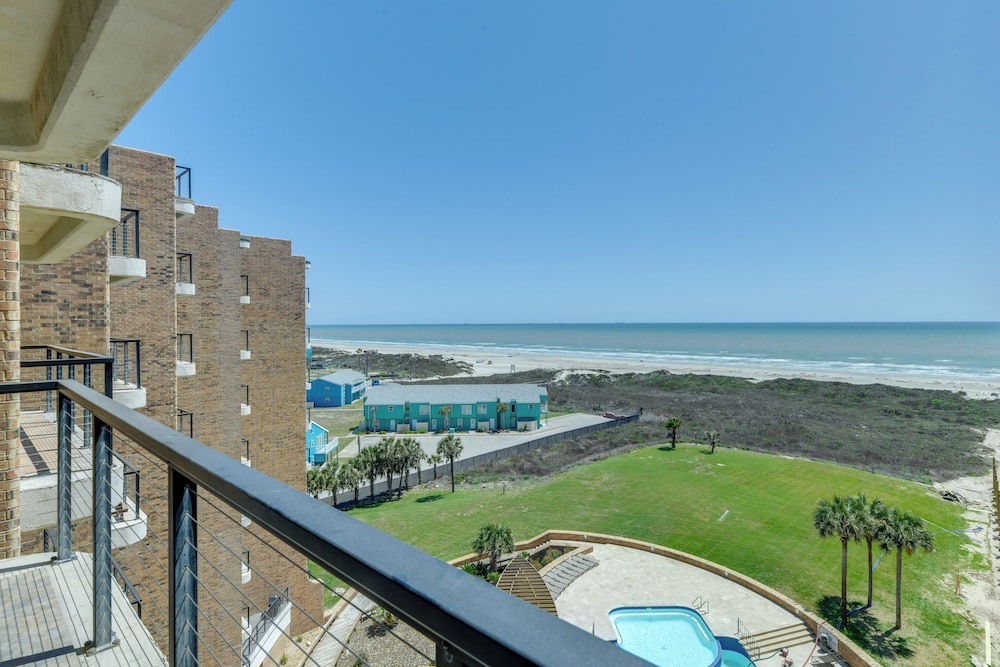7th-floor Oceanfront Unit w/ Pools in Port Aransas