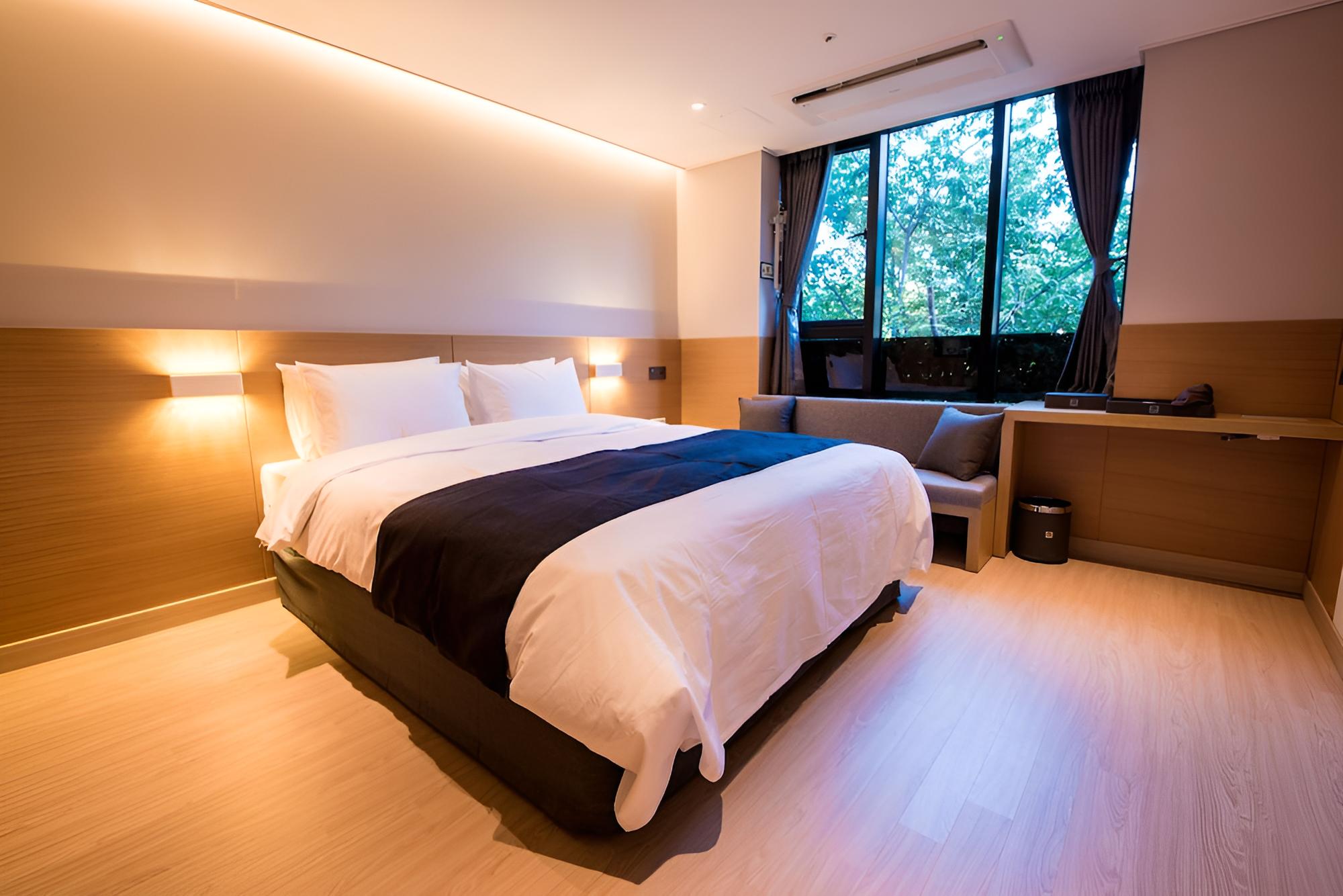 R&B Business Hotel