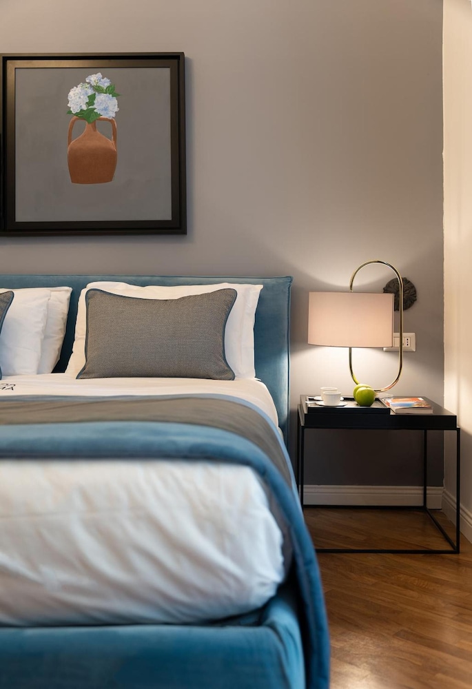 Bed & Sleeping Area