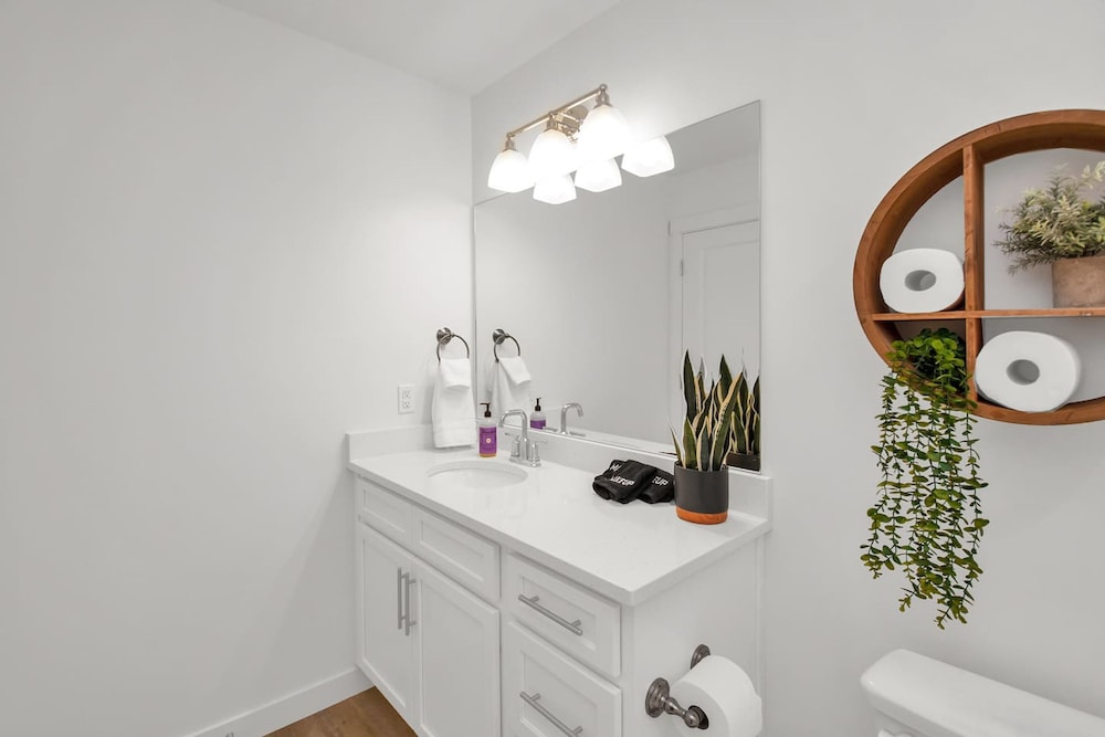 Bear Lake Table Downtown Garden City Townhome