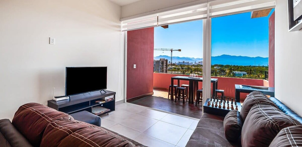 Equipped 3BR House - Pool - Gym - 5 min to Beach