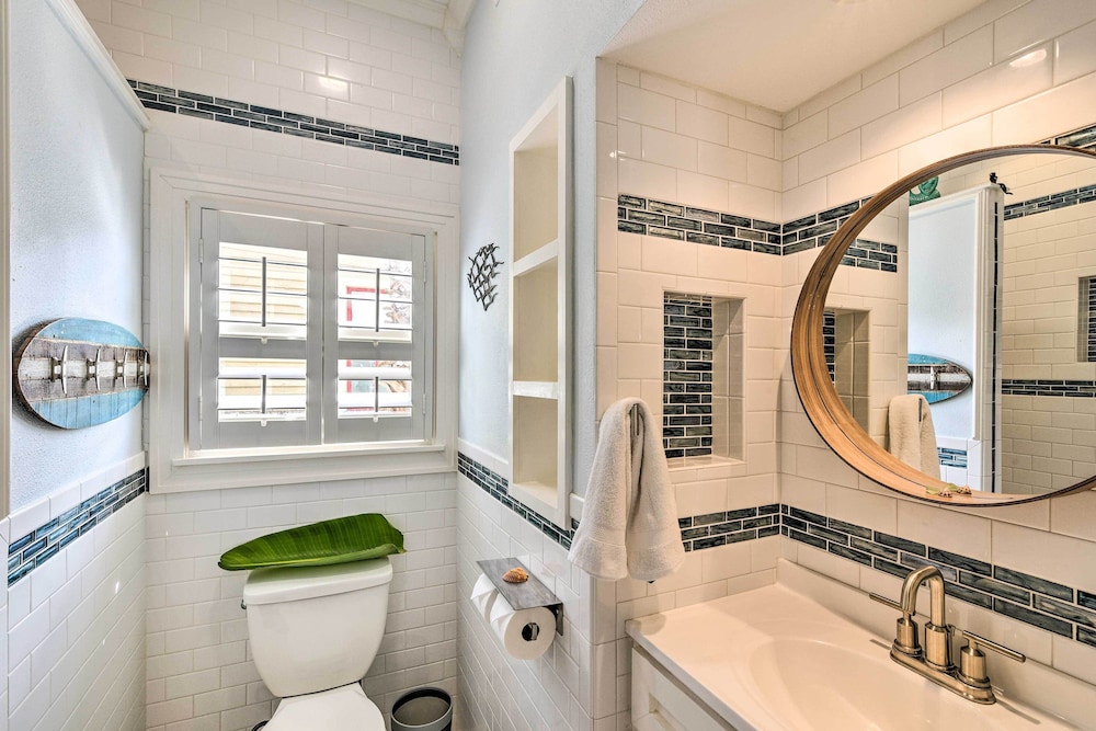 Historic Galveston Hideaway, Walk to the Beach!