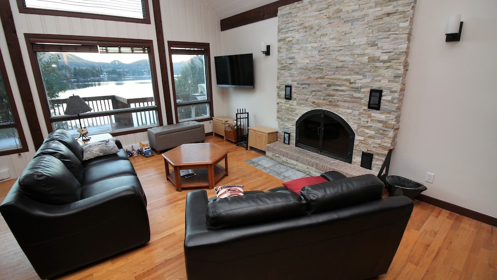 Duhamel Rock Cliff 3-Bedroom Waterfront Chalet