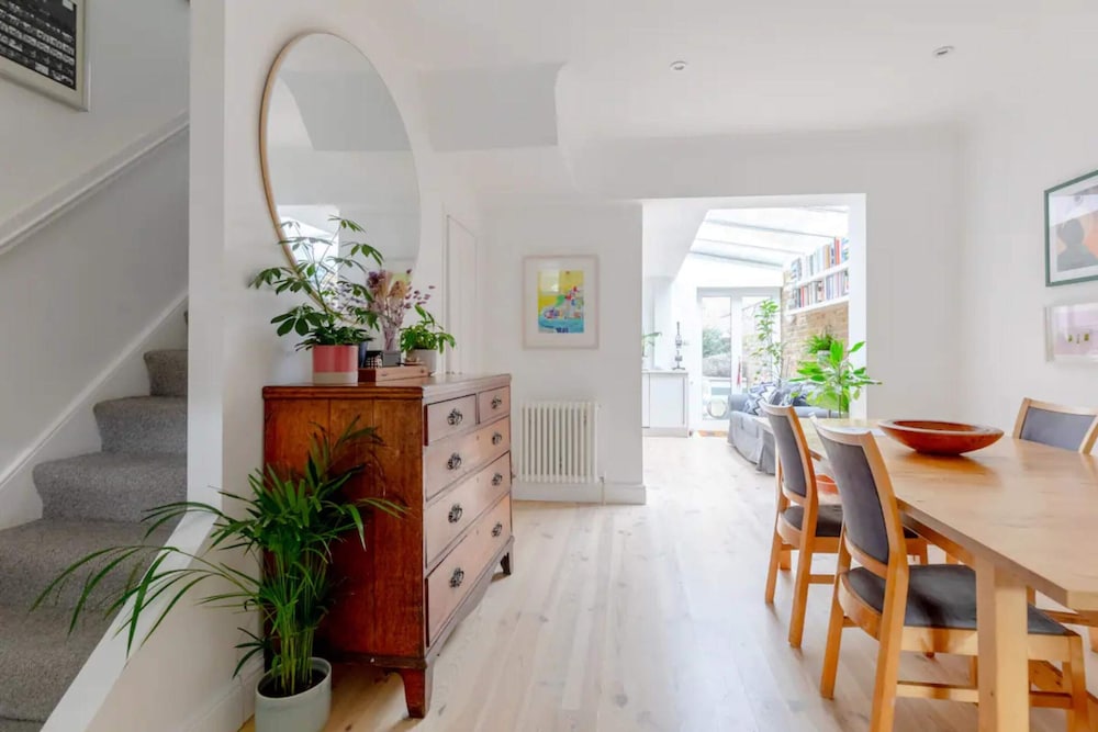 Beautifully Designed 2BD House - by Queen's Park!