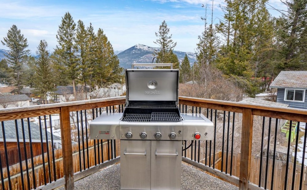 Evergreen Escape No Service Fees Fireplace
