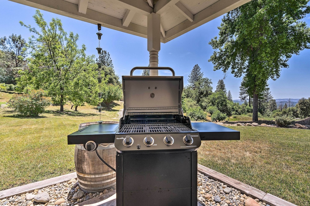 Historic Mariposa Stagecoach Stop w/ Gas Fire Pit! view 4