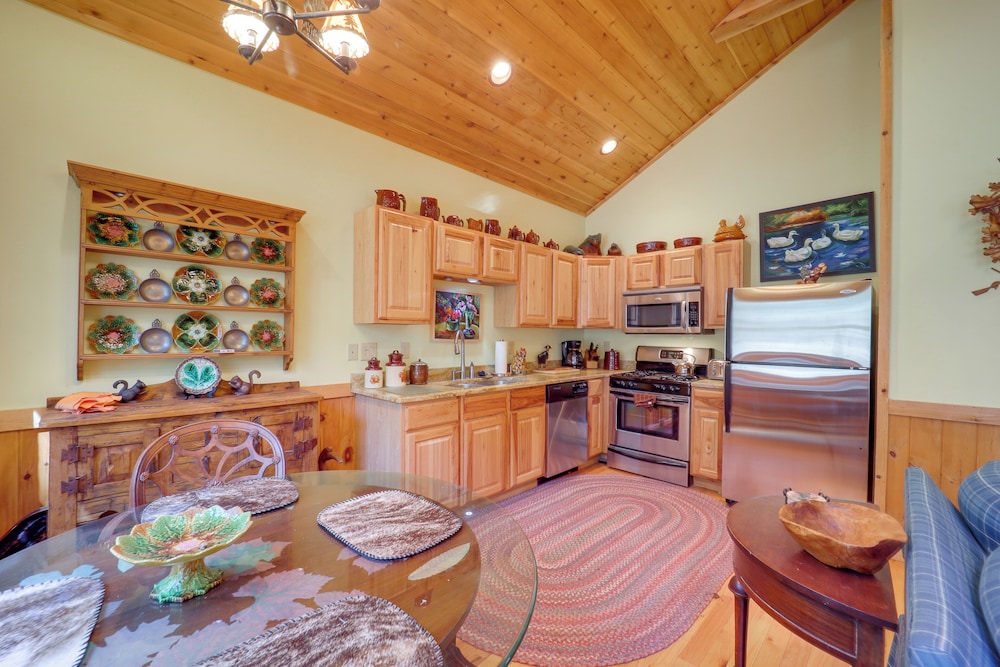 2 Mi to Beech Mtn Slopes! Cozy Couples Retreat