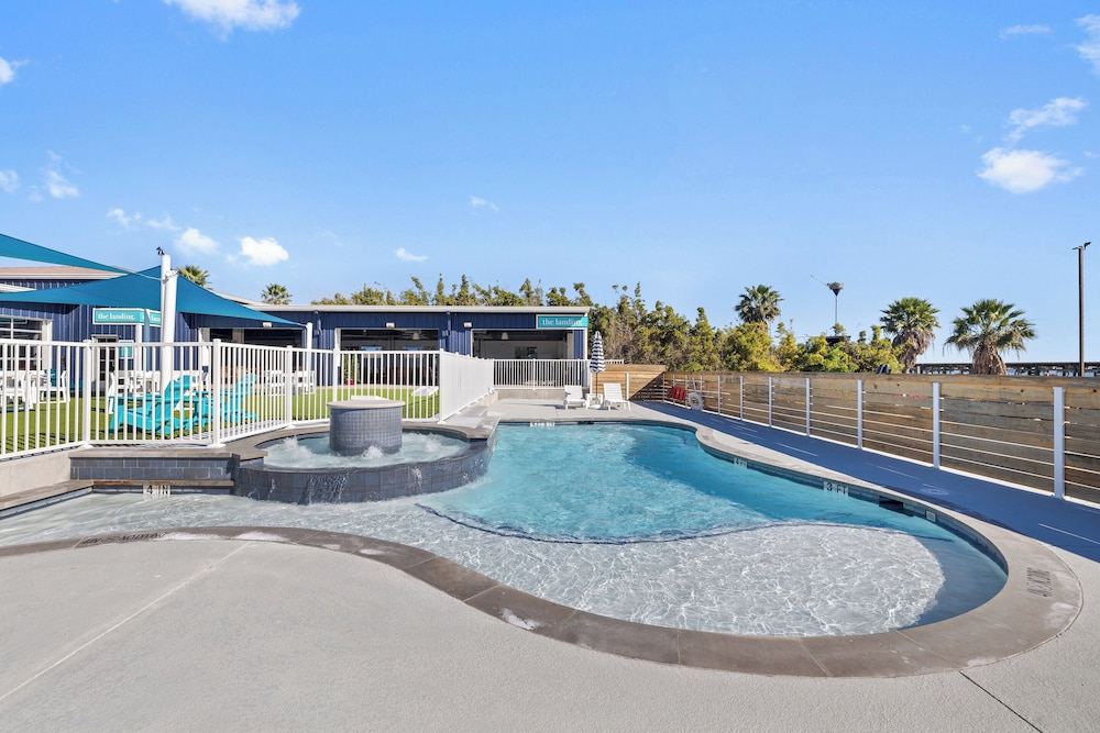 Bluff's Landing Lodge