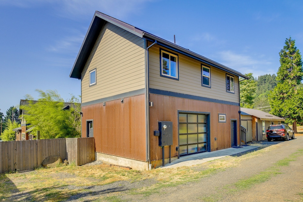 Modern White Salmon Apartment, Steps From Town view 4