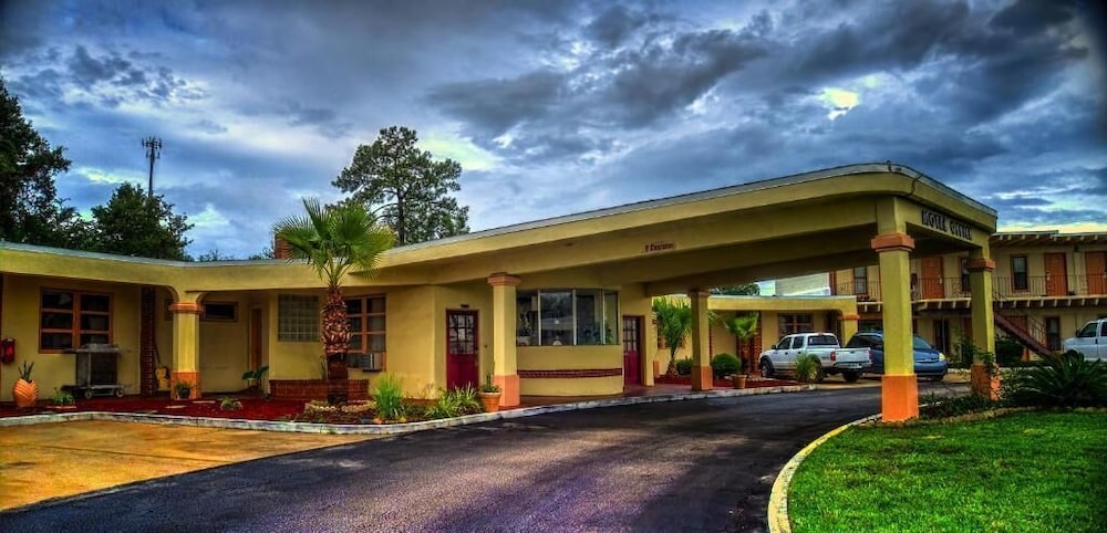 NASSAU HOLIDAY MOTEL