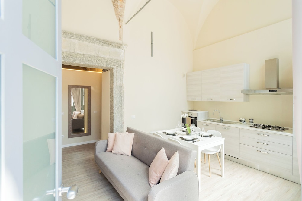Romantic Escape City Centre With Jacuzzi & Parking by Rent all Como