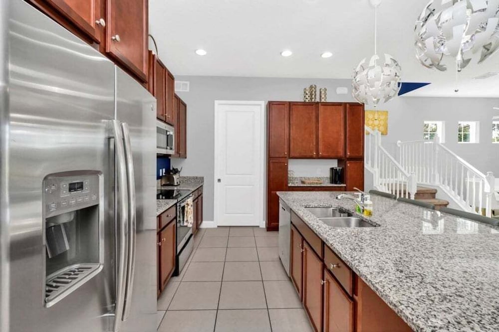 5 Bed Multiple Bunks Perfect For Kids With Pool! 5 Bedroom Townhouse
