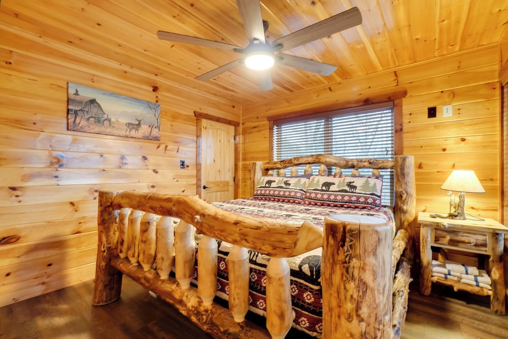 Hot Tub, Game Room & Mtn Views: Sevierville Cabin