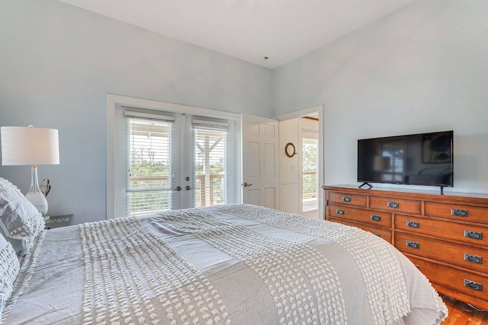 Walk to Ocean: Beach House w/ Pool in Port St Joe!