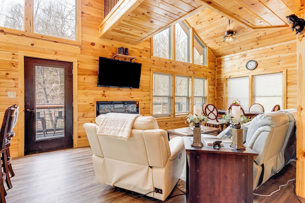 8 Mi to Dollywood: Cabin w/ Hot Tub & Decks!
