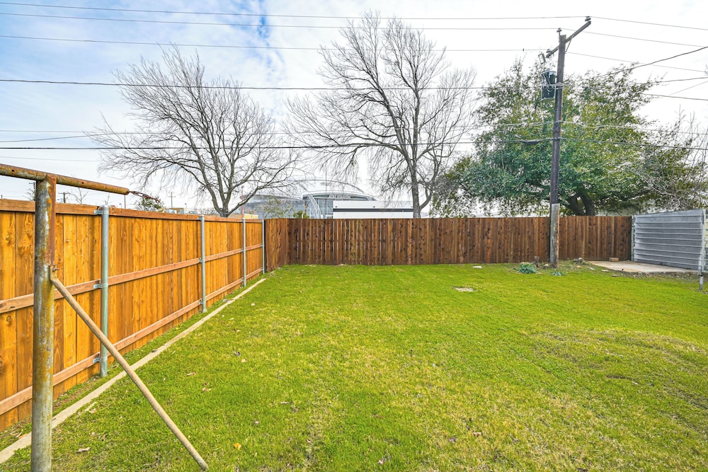 Walk to Cowboys Games: Arlington Home w/ Yard!